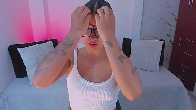 martina roldam online show from March 19, 2026, 2:26 am