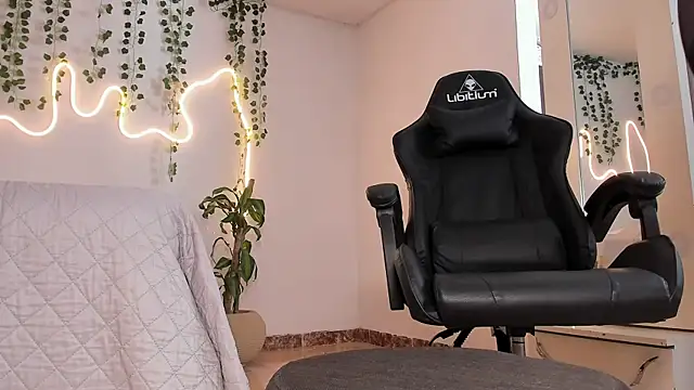 emmaTorres1 online show from September 11, 2025, 2:06 pm