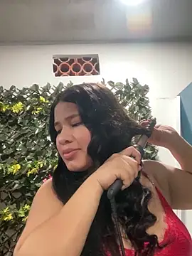 Snapshot of mia18_queen chatting on January 5, 2025, 12:20 am mia18 queen online show from January 5, 2025, 12:20 am