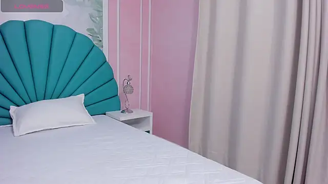 Snapshot of Daphne_Fox_ chatting on February 23, 2025, 2:29 am Daphne Fox online show from February 23, 2025, 2:29 am