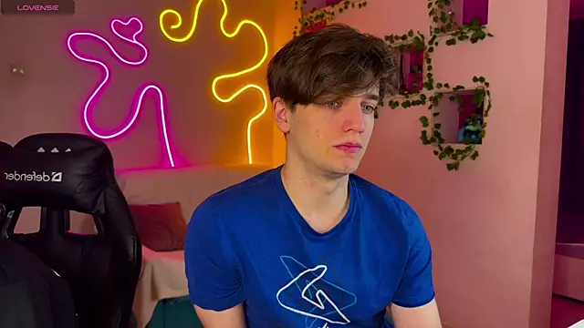 RobertAndLinela online show from February 23, 2025, 6:34 pm