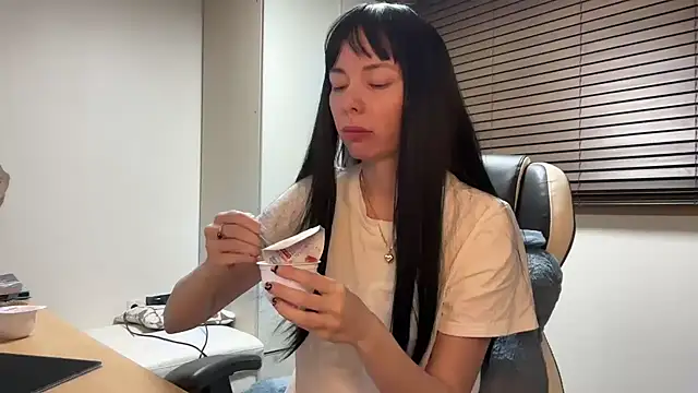 yunasuka online show from January 11, 2025, 7:16 pm