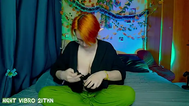 Snapshot of TrickyKitsune chatting on December 4, 2025, 1:31 pm TrickyKitsune online show from December 4, 2025, 1:31 pm