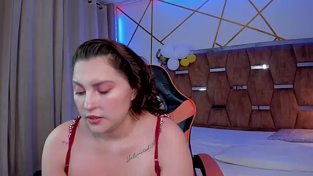 LunaPleasure online show from October 6, 2025, 4:43 am