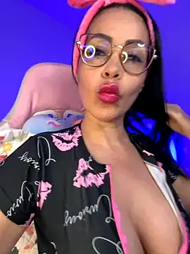 Snapshot of KarolRubi1 chatting on October 7, 2025, 1:36 am KarolRubi1 online show from October 7, 2025, 1:36 am