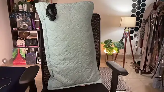 roseofvenom online show from February 6, 2026, 7:39 pm