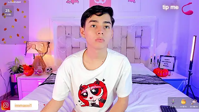 Snapshot of Maxi_little chatting on October 10, 2025, 9:14 pm Maxi little online show from October 10, 2025, 9:14 pm