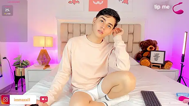 Snapshot of Maxi_little chatting on November 5, 2025, 9:15 pm Maxi little online show from November 5, 2025, 9:15 pm