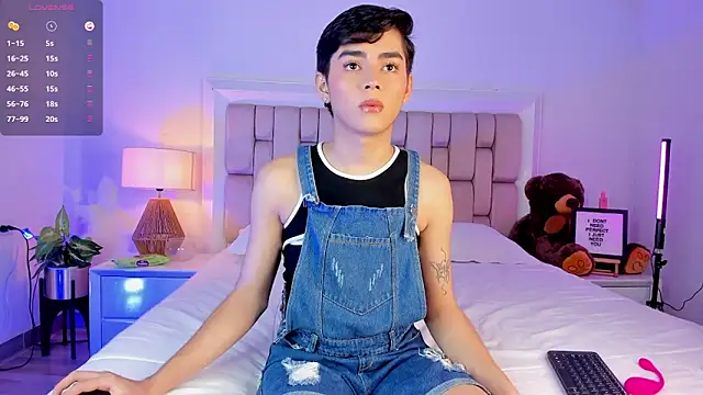 Snapshot of Maxi_little chatting on November 30, 2025, 12:03 am Maxi little online show from November 30, 2025, 12:03 am