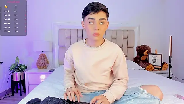 Snapshot of Maxi_little chatting on December 4, 2025, 9:23 pm Maxi little online show from December 4, 2025, 9:23 pm