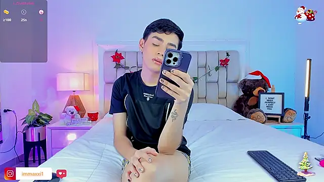 Maxi little online show from December 22, 2025, 7:55 pm