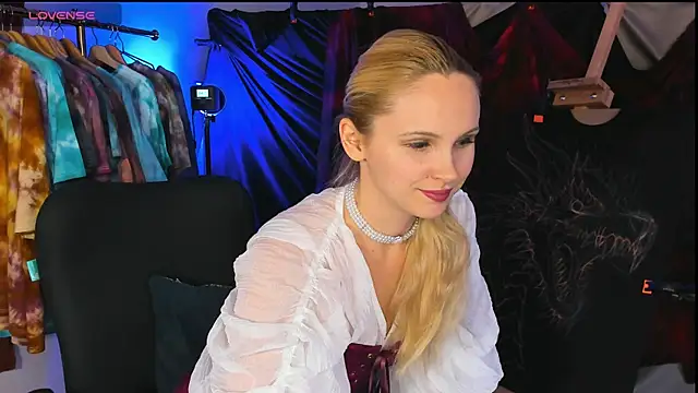 Anna Corsets online show from October 22, 2025, 1:22 pm