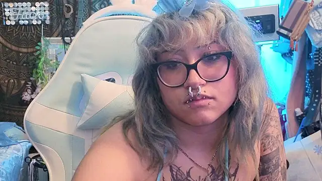 Snapshot of deluxxxeblu chatting on January 14, 2026, 1:55 am deluxxxeblu online show from January 14, 2026, 1:55 am