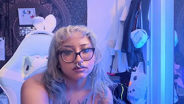 Snapshot of deluxxxeblu chatting on January 19, 2026, 3:32 am deluxxxeblu online show from January 19, 2026, 3:32 am