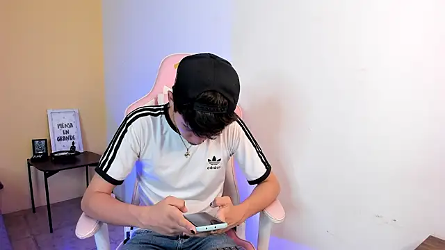 Snapshot of Brian-Ausslos chatting on December 28, 2024, 2:43 am Brian-Ausslos online show from December 28, 2024, 2:43 am