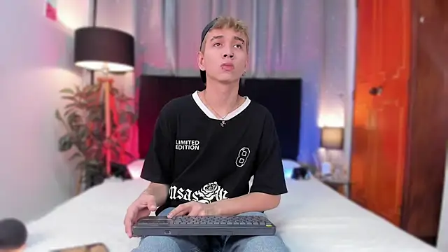 Snapshot of Brian-Ausslos chatting on January 11, 2025, 4:06 am Brian-Ausslos online show from January 11, 2025, 4:06 am