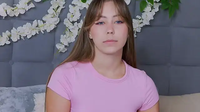 Snapshot of TheEmma chatting on November 26, 2025, 8:15 am TheEmma online show from November 26, 2025, 8:15 am