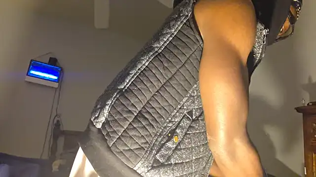 Snapshot of dominatingblacklove chatting on November 20, 2025, 7:52 am dominatingblacklove online show from November 20, 2025, 7:52 am