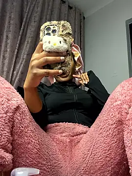 Snapshot of Thando04 chatting on November 21, 2025, 5:55 pm Thando04 online show from November 21, 2025, 5:55 pm