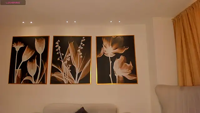 Snapshot of NiaSalvatore chatting on October 22, 2025, 7:57 pm NiaSalvatore online show from October 22, 2025, 7:57 pm