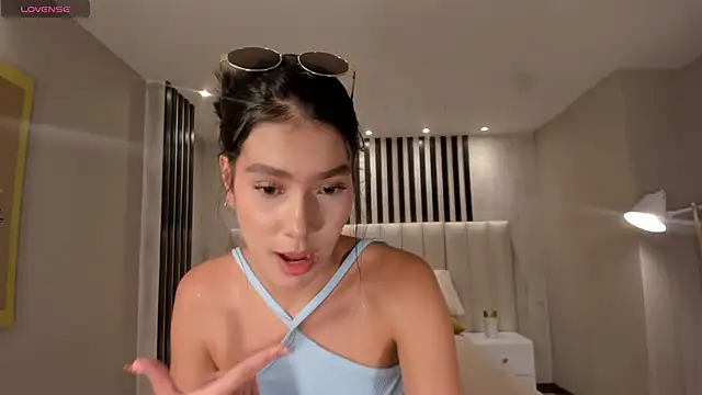 Snapshot of NiaSalvatore chatting on May 1, 2026, 7:29 pm NiaSalvatore online show from May 1, 2026, 7:29 pm