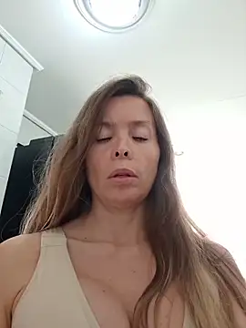 Snapshot of karina_warthon chatting on May 13, 2026, 5:32 pm karina warthon online show from May 13, 2026, 5:32 pm