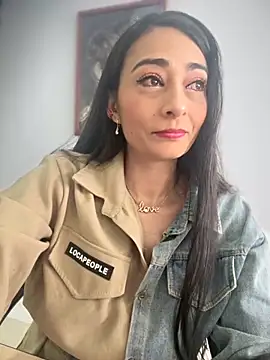 Snapshot of BELLA--26 chatting on November 1, 2025, 2:08 pm BELLA--26 online show from November 1, 2025, 2:08 pm