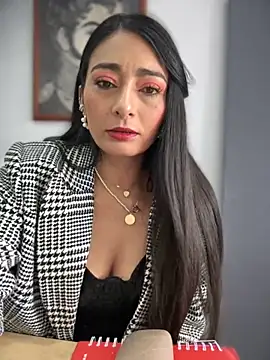 Snapshot of BELLA--26 chatting on November 18, 2025, 2:32 pm BELLA--26 online show from November 18, 2025, 2:32 pm