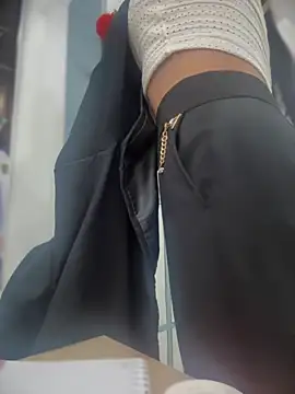 Snapshot of BELLA--26 chatting on November 28, 2025, 1:47 pm BELLA--26 online show from November 28, 2025, 1:47 pm