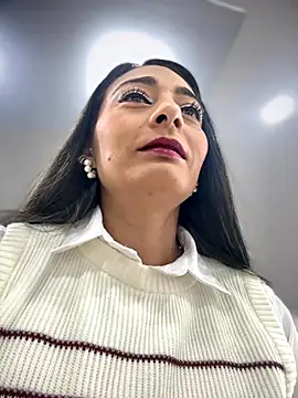 Snapshot of BELLA--26 chatting on December 2, 2025, 1:50 pm BELLA--26 online show from December 2, 2025, 1:50 pm