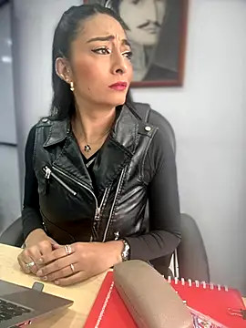 Snapshot of BELLA--26 chatting on December 4, 2025, 1:20 pm BELLA--26 online show from December 4, 2025, 1:20 pm