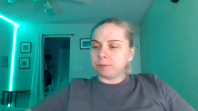 HappyIva online show from November 12, 2025, 1:17 am