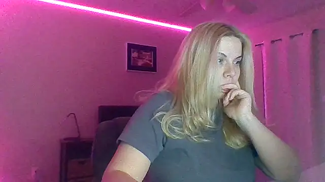 HappyIva online show from December 2, 2025, 5:24 am