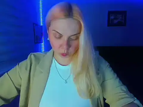 HappyIva online show from December 22, 2025, 3:42 pm