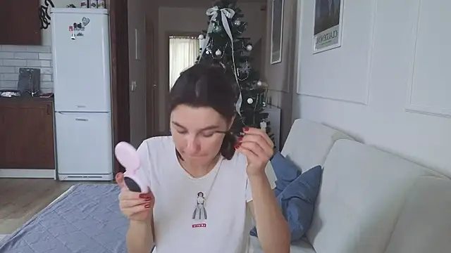 KristineEsme online show from December 17, 2025, 5:24 am