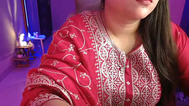 Snapshot of Mitikaa chatting on October 31, 2025, 2:18 pm Mitikaa online show from October 31, 2025, 2:18 pm