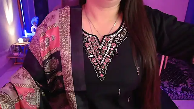 Snapshot of Mitikaa chatting on November 26, 2025, 2:07 pm Mitikaa online show from November 26, 2025, 2:07 pm