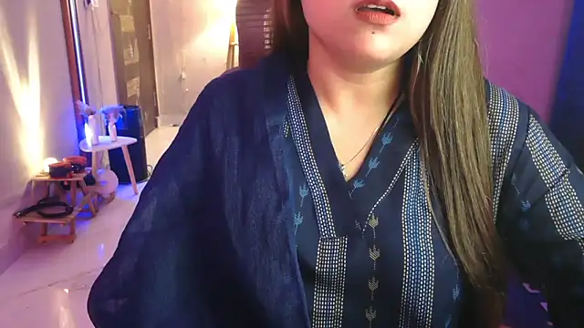 Snapshot of Mitikaa chatting on April 16, 2026, 9:39 pm Mitikaa online show from April 16, 2026, 9:39 pm
