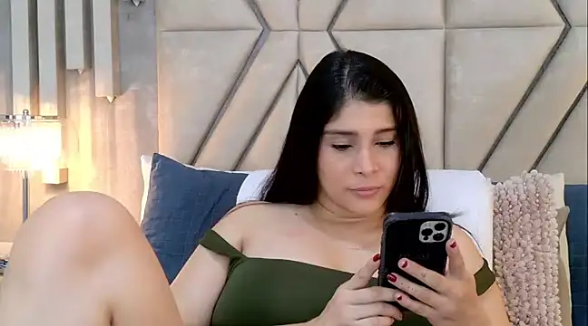 MilaRux online show from February 4, 2025, 4:29 pm