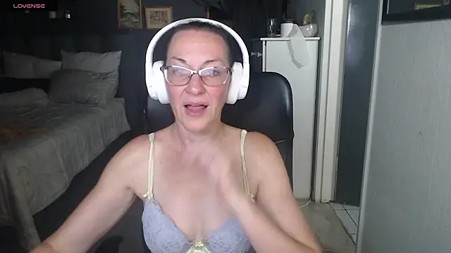 boeslaboes1 online show from February 26, 2026, 6:40 pm