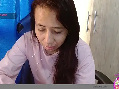 Danielagomez33 online show from March 25, 2026, 1:28 pm