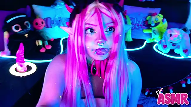 Snapshot of LaytonBox chatting on October 24, 2025, 2:24 pm LaytonBox online show from October 24, 2025, 2:24 pm