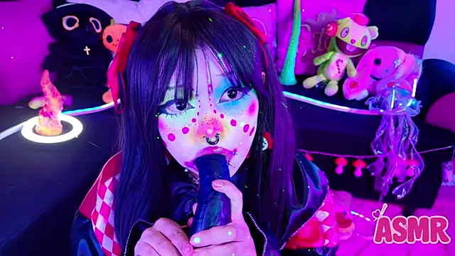 Snapshot of LaytonBox chatting on October 31, 2025, 12:39 pm LaytonBox online show from October 31, 2025, 12:39 pm