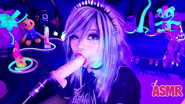 Snapshot of LaytonBox chatting on November 11, 2025, 1:44 pm LaytonBox online show from November 11, 2025, 1:44 pm