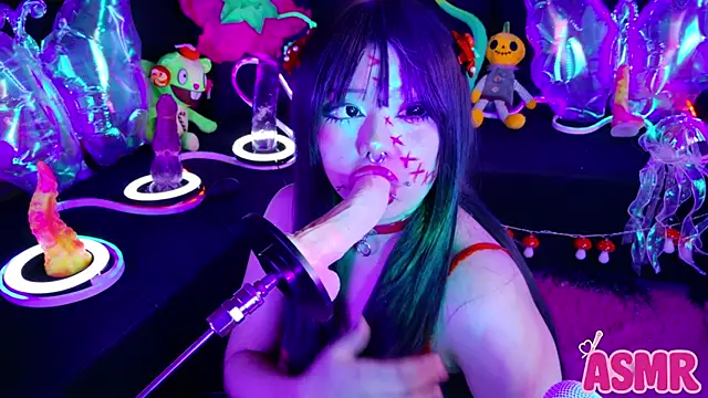 Snapshot of LaytonBox chatting on November 18, 2025, 4:22 pm LaytonBox online show from November 18, 2025, 4:22 pm