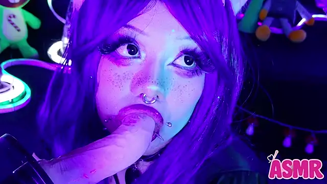 Snapshot of LaytonBox chatting on November 22, 2025, 3:00 pm LaytonBox online show from November 22, 2025, 3:00 pm