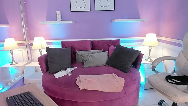 Emma Walkerr  online show from February 6, 2025, 10:00 pm