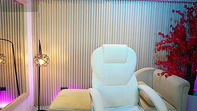 Emma Walkerr  online show from September 18, 2025, 7:05 pm