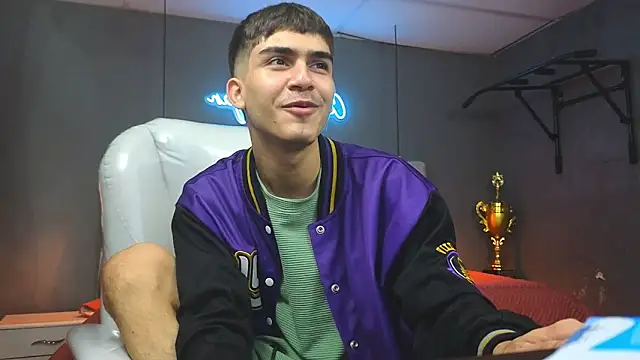 Tommy18   online show from February 11, 2025, 6:19 am