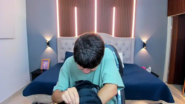 Tommy18   online show from November 16, 2025, 3:34 am